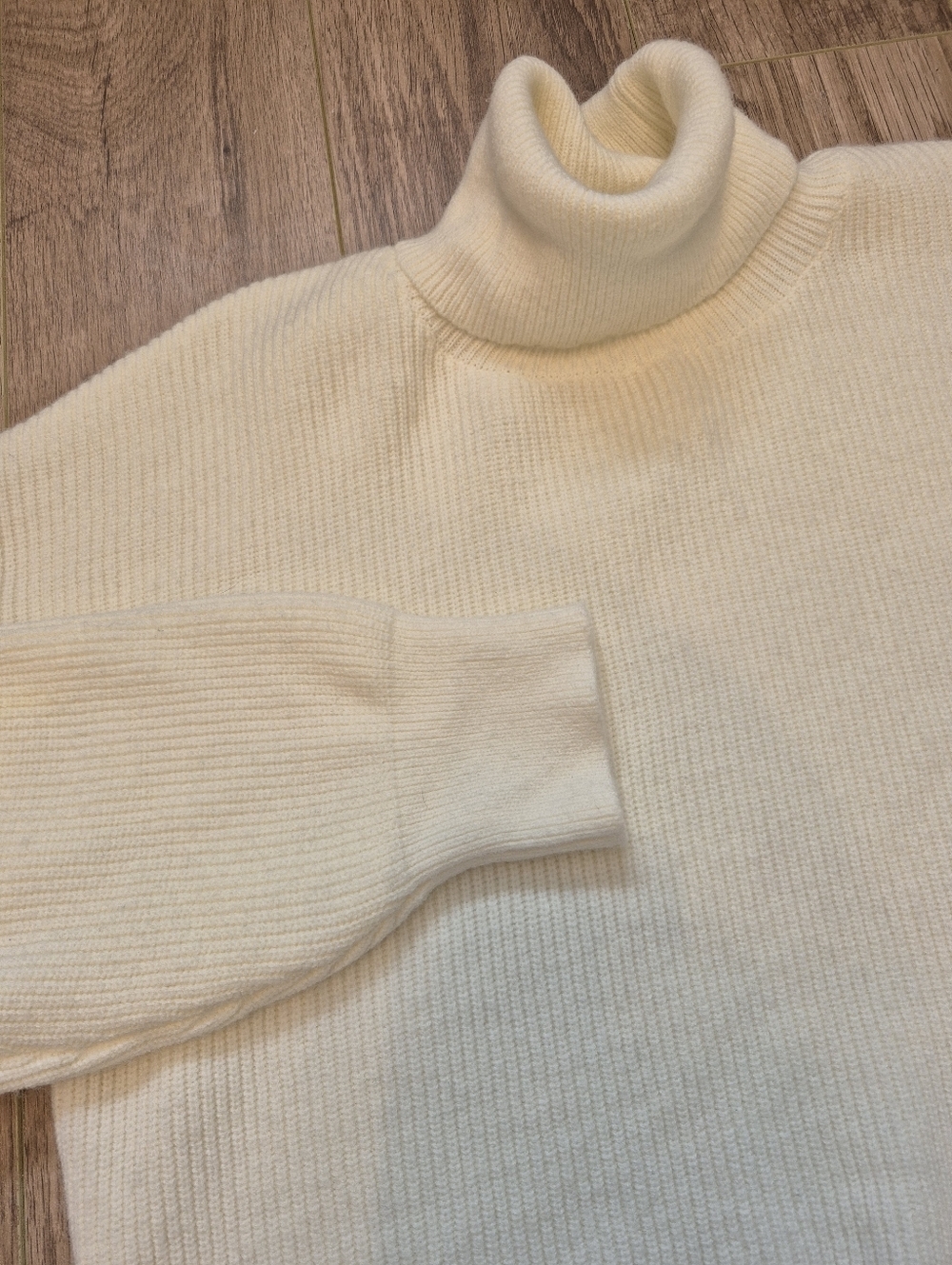 Le Lis Women's Boho Cream Distressed Hem Knit Turtleneck Sweater Size M/L - Picture 3 of 6